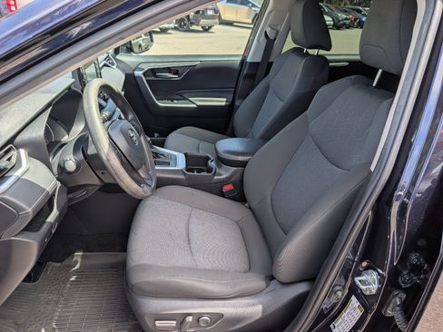 Used 2022 Toyota RAV4 XLE FWD image 2