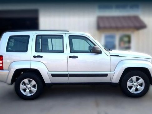 Used 2012 Jeep Liberty Sport image 6
