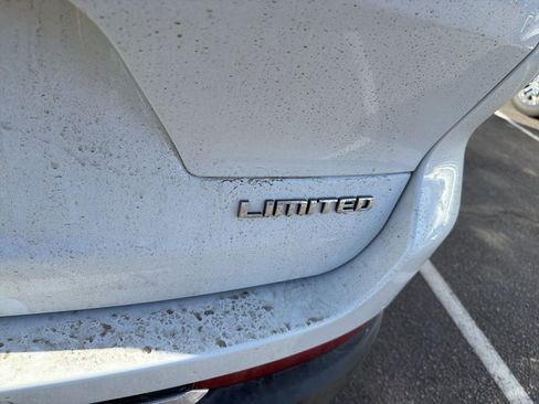 Used 2024 Jeep Grand Cherokee L Limited AWD/4WD image 9