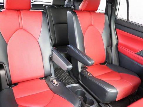 Used 2022 Toyota Highlander XSE image 6