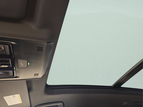 New 2026 Volkswagen Tiguan SE R-Line FWD image 18