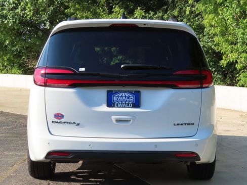 Certified 2025 Chrysler Pacifica Limited FWD image 16