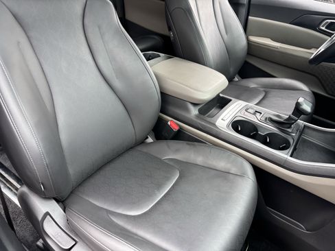 Certified 2026 Kia Carnival FWD image 8