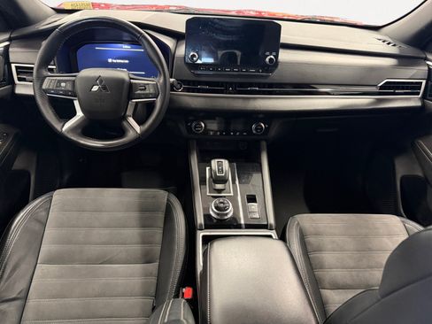 Used 2023 Mitsubishi Outlander SE Black Edition FWD image 3