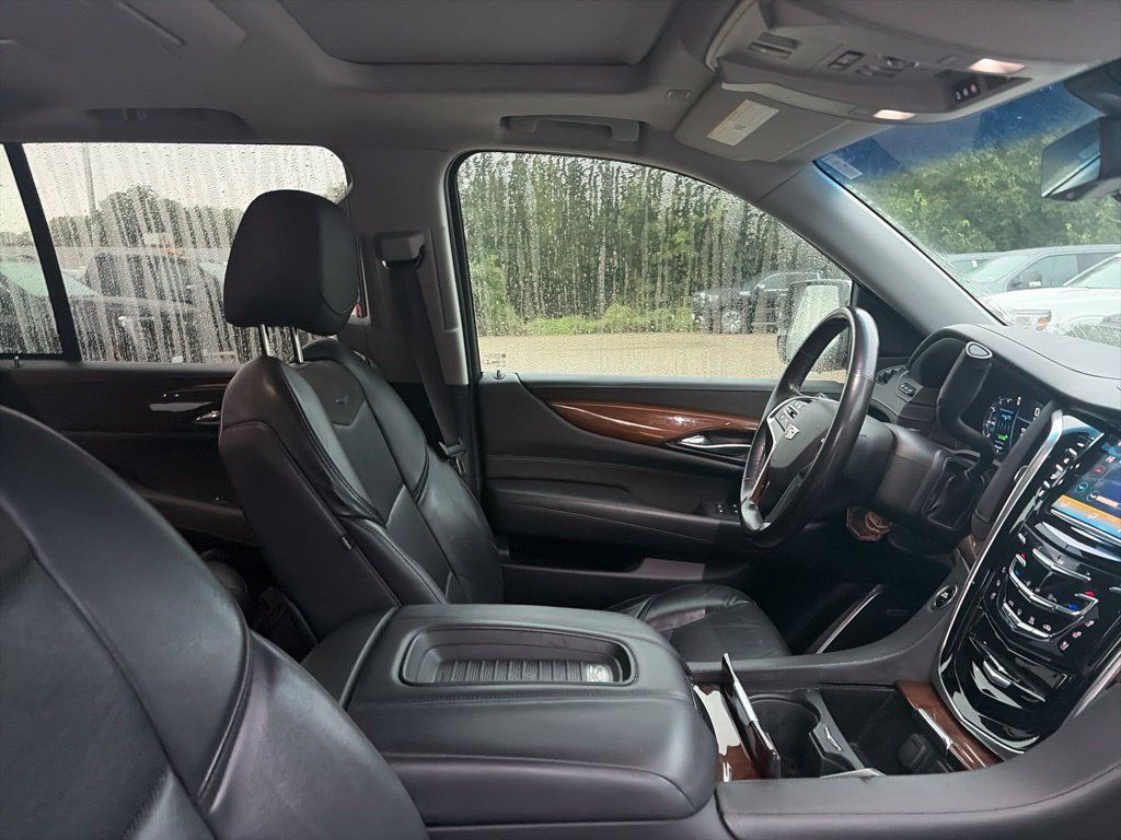 Used 2019 Cadillac Escalade Luxury AWD/4WD image 14