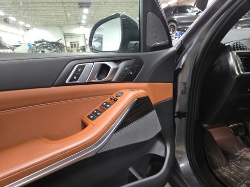 Used 2025 BMW X5 xDrive40i w/ M Sport Package image 5