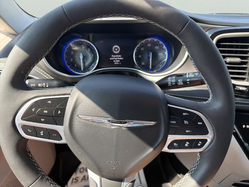 Used 2022 Chrysler Pacifica Touring-L FWD image 20