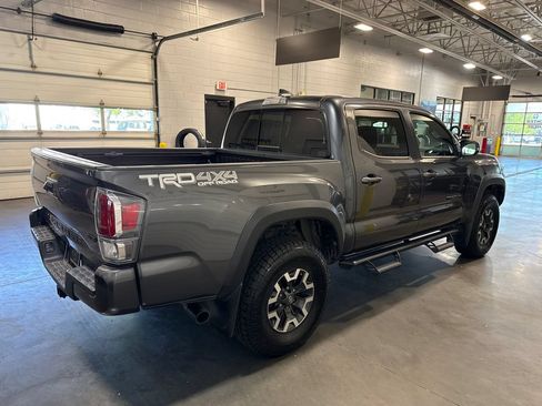 Used 2022 Toyota Tacoma TRD Off-Road w/ TRD Premium Off Road Package AWD/4WD image 4