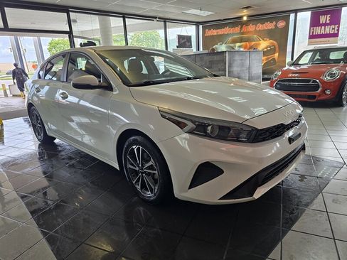 Used 2023 Kia Forte LXS w/ LXS Technology Package FWD image 3
