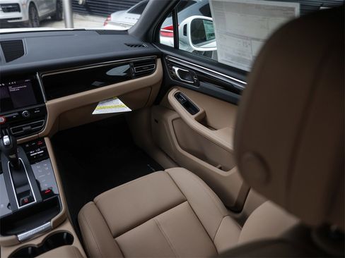 Used 2025 Porsche Macan image 36