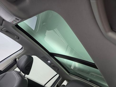 Used 2023 Volkswagen Tiguan SE w/ Panoramic Sunroof Package FWD image 12