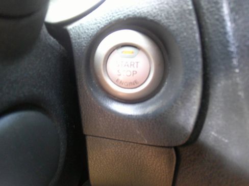 Used 2011 Nissan Juke SL image 12