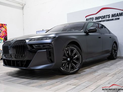 Used 2023 BMW i7 xDrive60 w/ Executive Package 2 AWD/4WD image 3