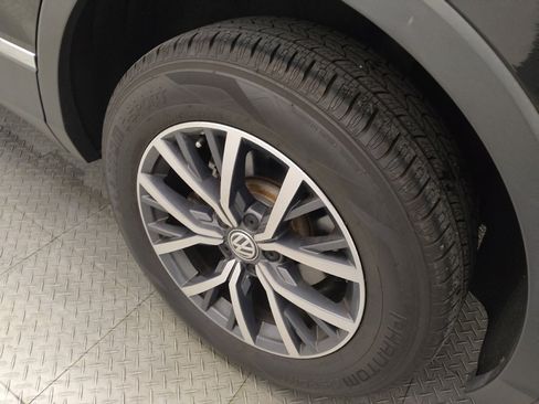 Used 2020 Volkswagen Tiguan SE w/ Panoramic Sunroof Package image 31