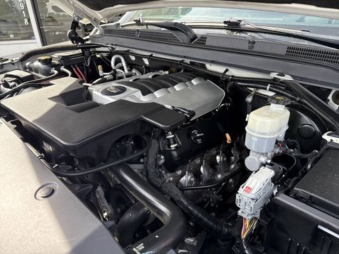 Used 2018 Cadillac Escalade Luxury AWD/4WD image 12