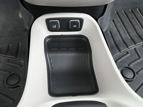 Used 2017 Chrysler Pacifica Platinum image 31