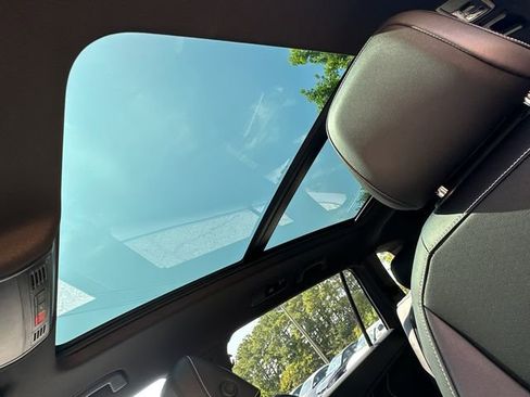 Certified 2024 Volkswagen Tiguan SE R-Line image 36