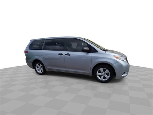 Used 2012 Toyota Sienna LE image 2