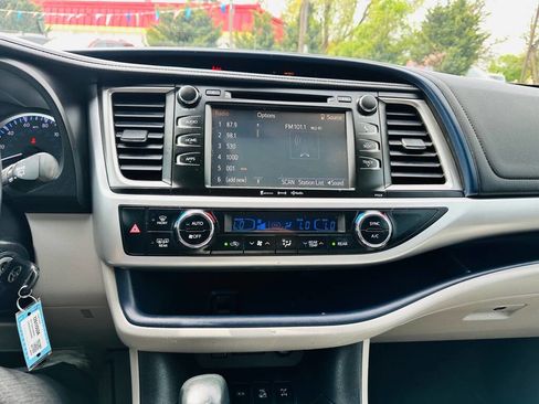 Used 2017 Toyota Highlander Plus w/ Carpet Mat Package image 12