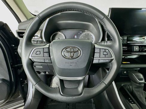 Used 2024 Toyota Highlander XLE image 11