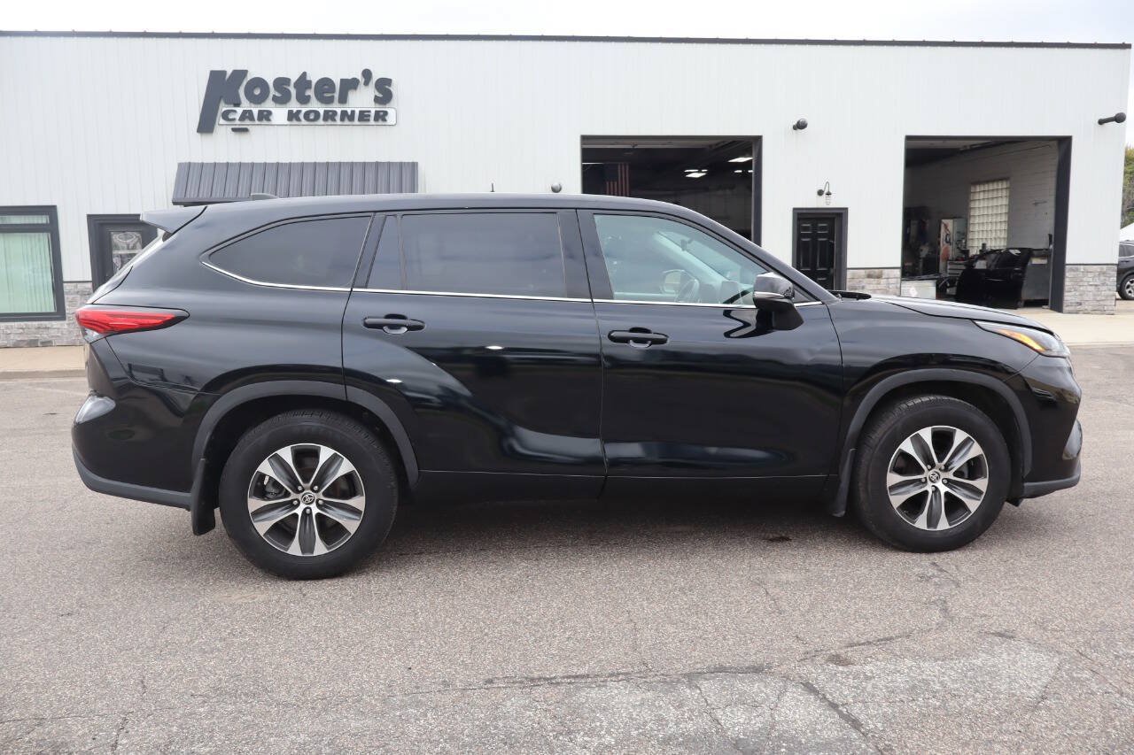 Used 2022 Toyota Highlander LE AWD/4WD image 9