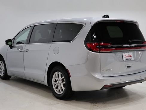 Used 2024 Chrysler Pacifica Touring-L FWD image 6