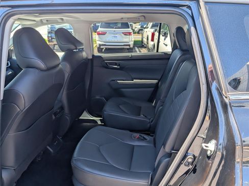Used 2020 Toyota Highlander XLE AWD/4WD image 16