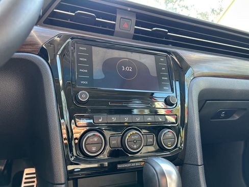 Used 2022 Volkswagen Passat 2.0T image 33