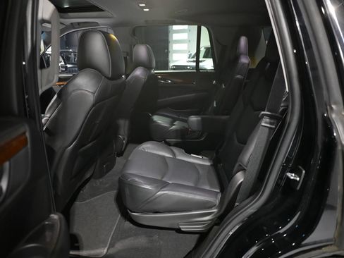 Used 2018 Cadillac Escalade Luxury AWD/4WD image 19