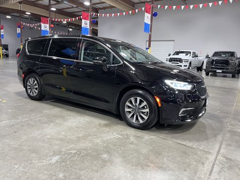 Used 2024 Chrysler Pacifica Select image 7