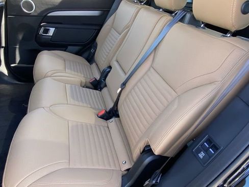 New 2025 Land Rover Discovery Dynamic SE image 17