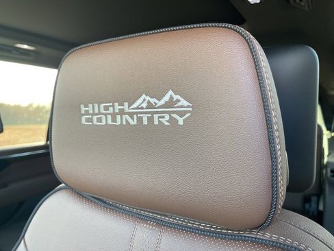 New 2026 Chevrolet Suburban High Country image 12