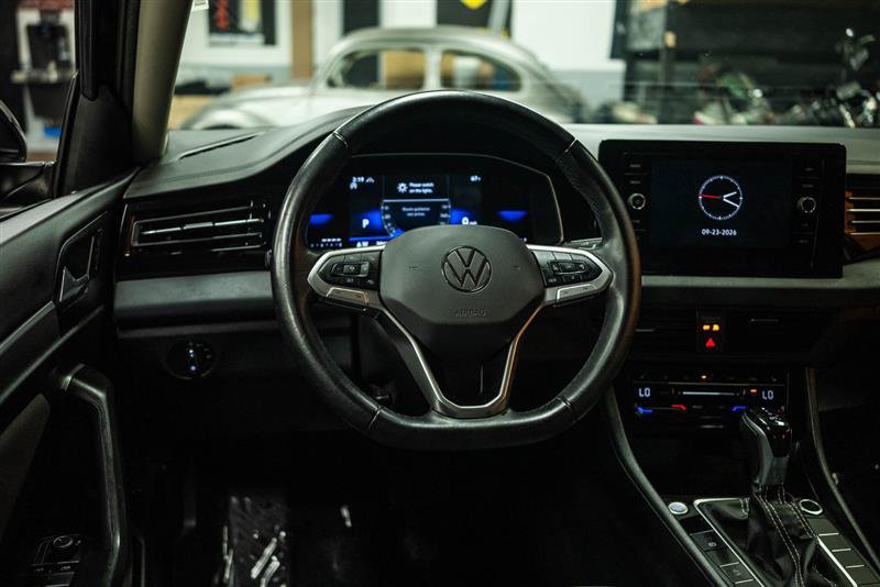 Used 2025 Volkswagen Jetta SE FWD image 15