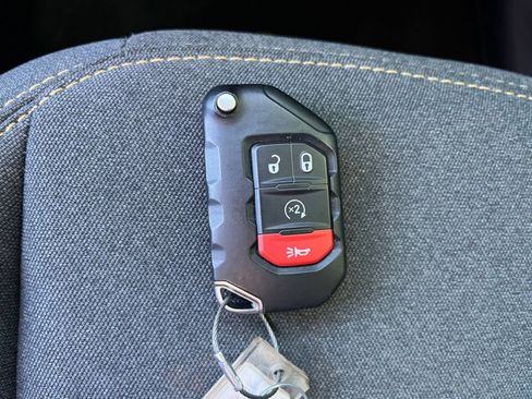 Used 2025 Jeep Wrangler Unlimited Sahara AWD/4WD image 21