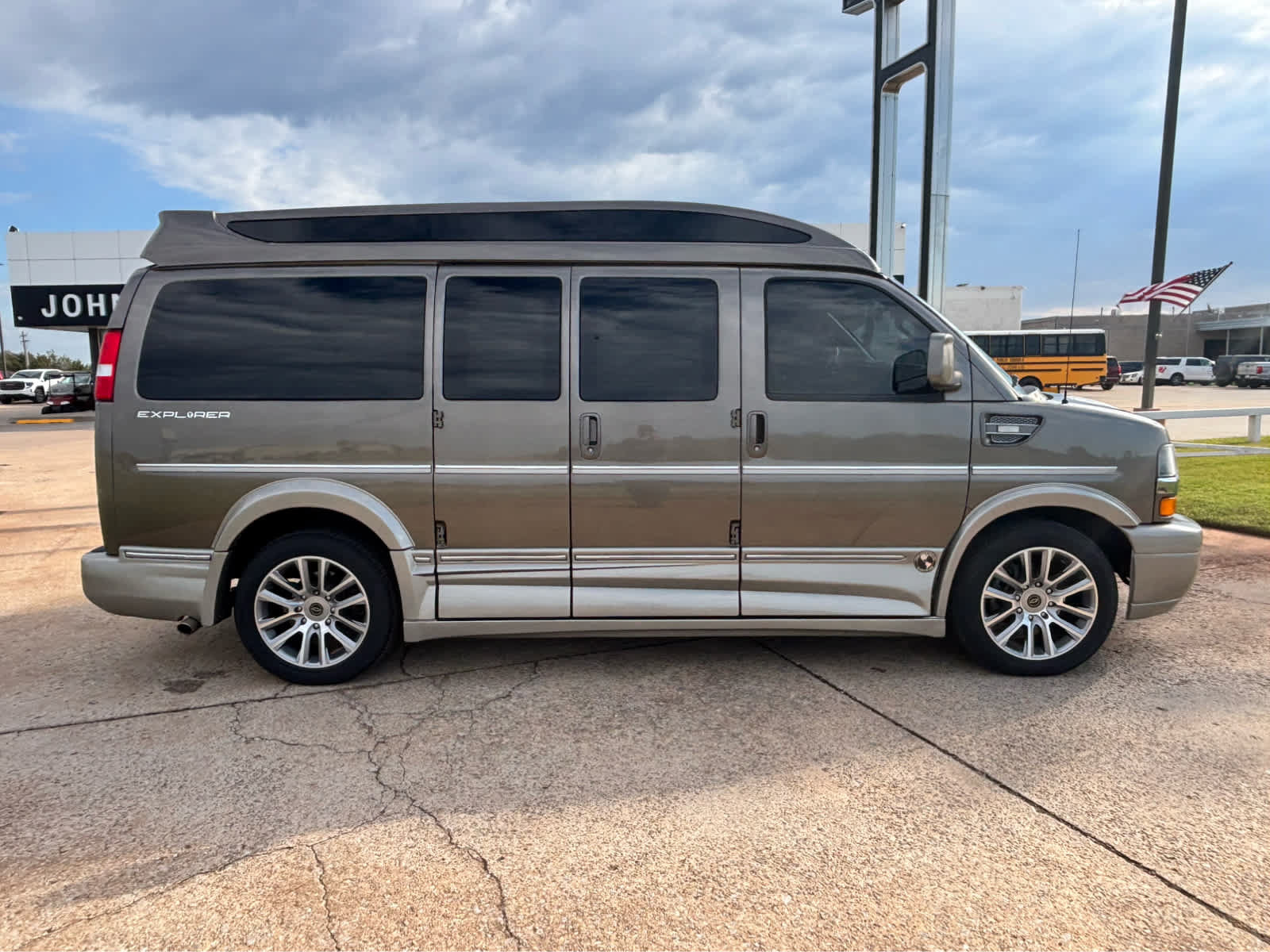 Used 2021 Chevrolet Express 2500 w/ Enhanced Convenience Package RWD image 8