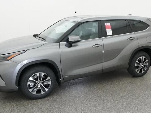 New 2026 Toyota Highlander XLE image 2