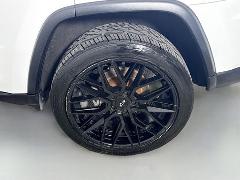 Used 2017 Jeep Grand Cherokee Limited w/ Luxury Group II image 37