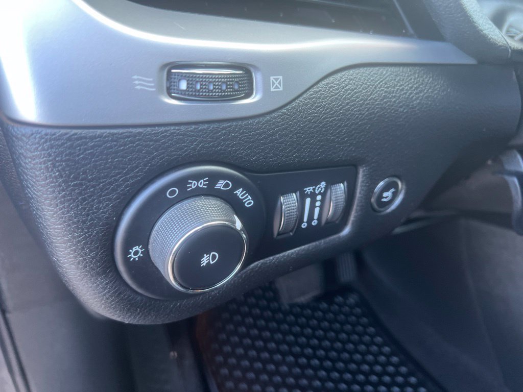 Used 2018 Jeep Cherokee Latitude Plus w/ Comfort/Convenience Group AWD/4WD image 52