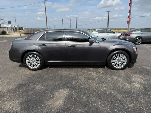 Used 2014 Chrysler 300 C image 4