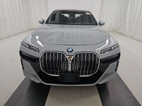 Used 2023 BMW 760i xDrive AWD/4WD image 2