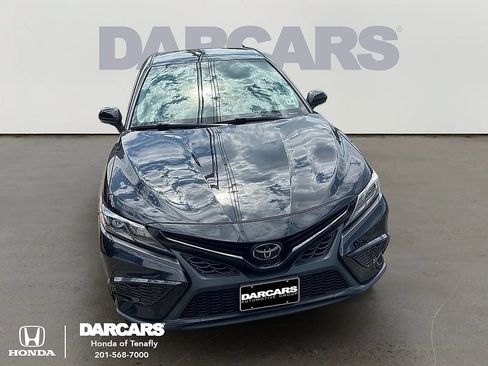 Used 2022 Toyota Camry SE FWD image 1