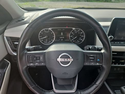 Used 2025 Nissan Rogue SV AWD/4WD image 12