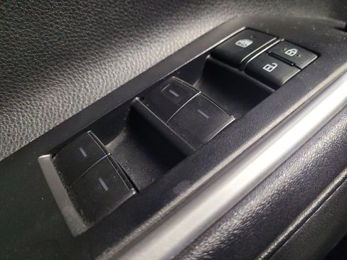 Used 2021 Toyota Highlander XLE AWD/4WD image 27