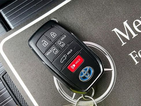 Used 2025 Toyota Sienna XLE image 36