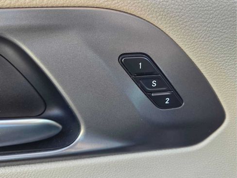 Used 2023 Chrysler Pacifica Touring-L FWD image 30