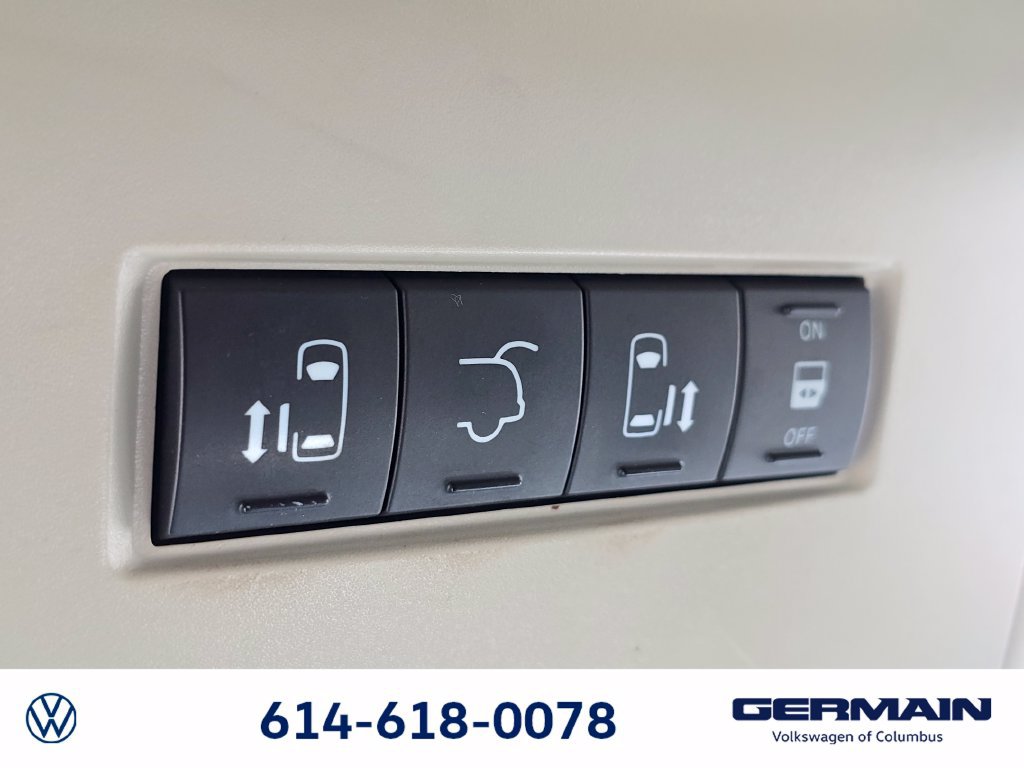 Used 2014 Chrysler Town & Country Touring FWD image 35