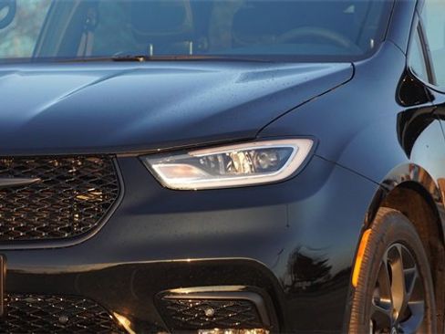 New 2026 Chrysler Pacifica Limited image 4