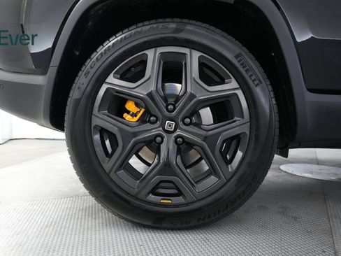 Used 2025 Rivian R1S Premium AWD/4WD image 9