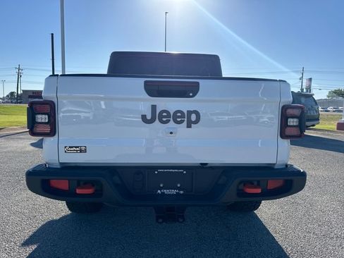 Used 2025 Jeep Gladiator Mojave w/ Convenience Group AWD/4WD image 5