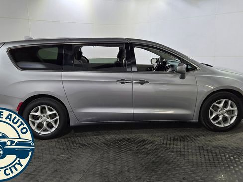 Used 2019 Chrysler Pacifica Touring Plus w/ Tire & Wheel Group FWD image 8